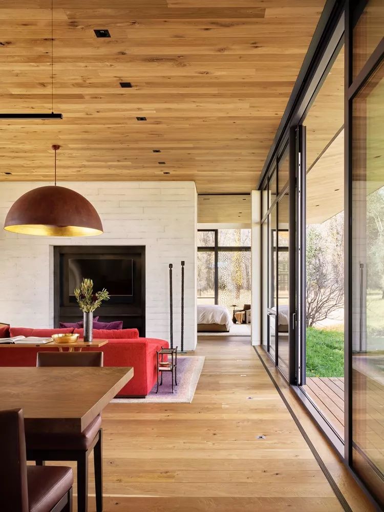 如何利用木材板材的纹理营造温馨的家居氛围