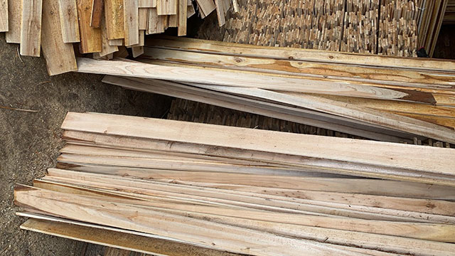 在寒冷地区，如何选择合适的木材板材以确保良好的保温效果