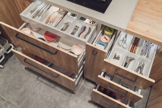 如何通过木材板材设计厨房器具收纳空间