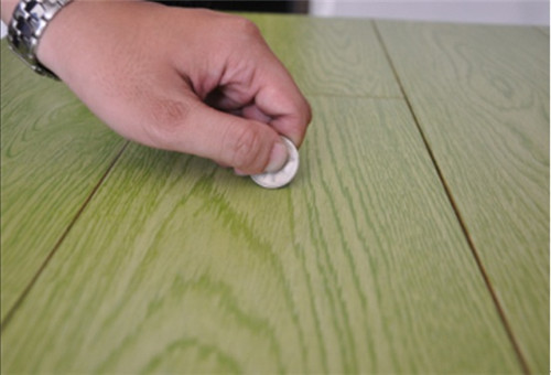 如何处理木材板材上的划痕